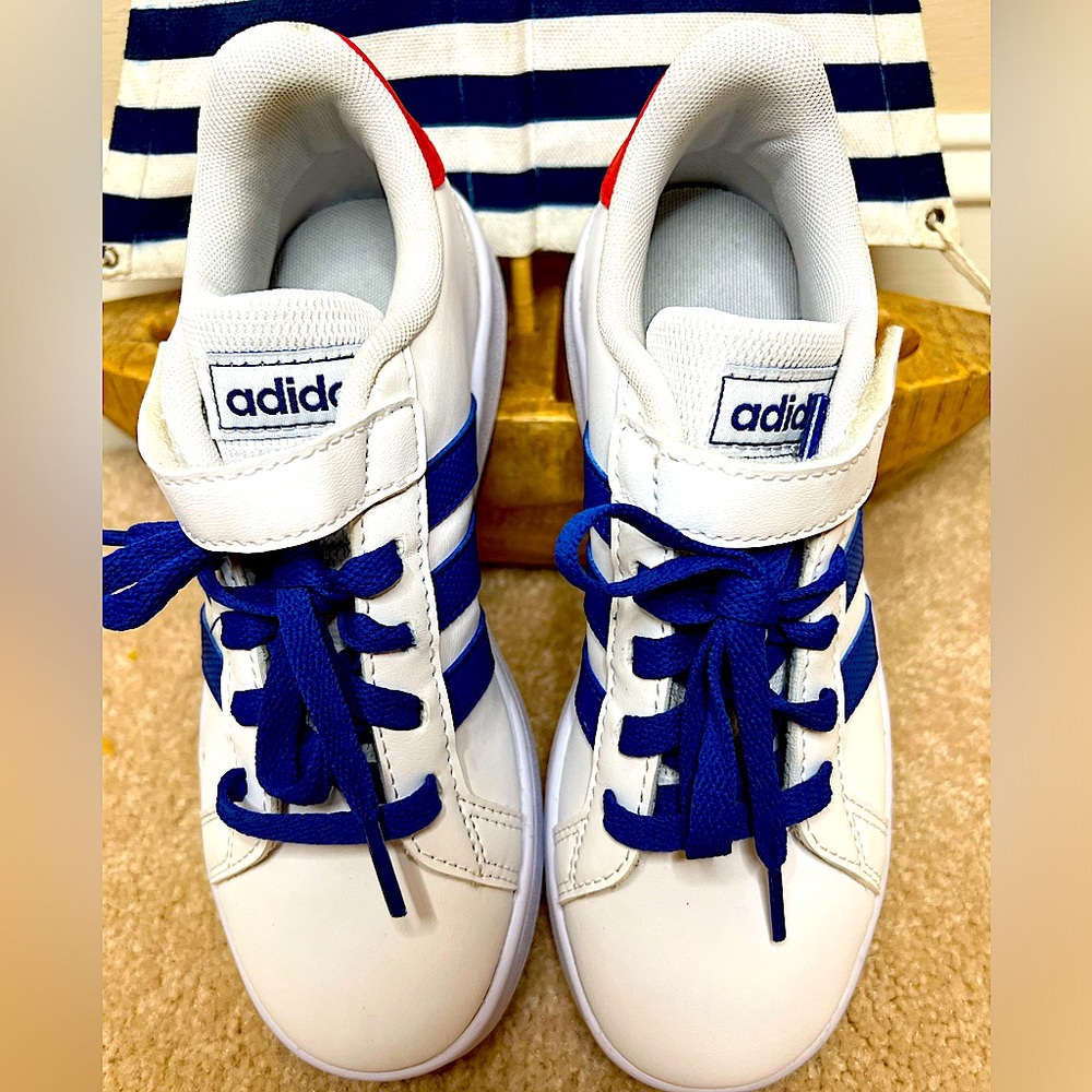 Kids size 2 Red, White & Blue Adidas Sneakers ❤️